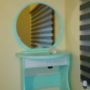 Тоалетка за спалня от дърво във бял и зелен цвят