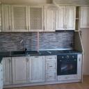 кухня от дърво бял цвят във комбинация с черна патина